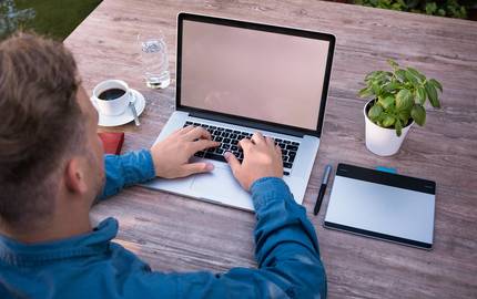 Mann arbeitet am Laptop