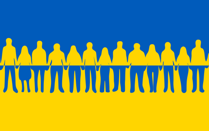 Einweisung in den Arbeitsschutz für ukrainische Beschäftigte Ukrainische Flagge mit Menschenkette