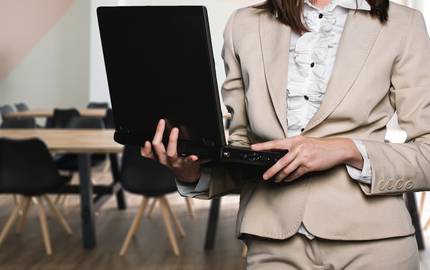 Frau mit Laptop in Beratungsraum