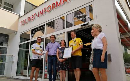 Martin Schulze, Hannes Wolf, Judith Gretschel, Sven Schulze und zwei weitere Mitarbeiterinnen vor der TI in Dessau