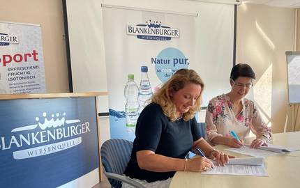 „Harzer-Hexen-Stieg Kooperation Blankenburger HTV“ „Harzer-Hexen-Stieg Kooperation Blankenburger HTV“ zeigt links die Geschäftsführerin der Harzer Mineralquelle Blankenburg GmbH, Ricarda Weitemeyer und rechts die Geschäftsführerin des Harzer Tourismusverbandes, Carola Schmidt bei der Unterzeichnung der Kooperationsvereinbarung