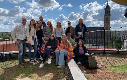 Teilnehmende der Jahrestagung auf der Grünen Zitadelle von Magdeburg