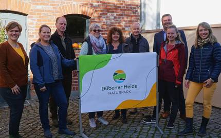 Die Mitglieder der Projektsteuerungsgruppe „Standortmarketing Dübener Heide“ präsentieren das neue Naturpark-Logo