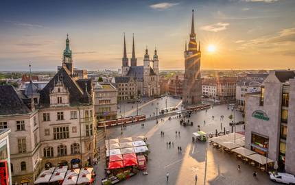 Marktplatz Halle mit den fünf Türmen