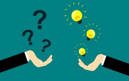 Hände mit Fragenzeichen und Glühlampen