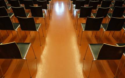 leere Stühle im Saal