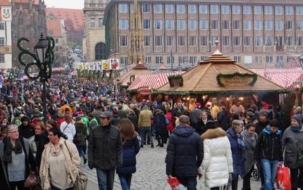 Besucher auf einem Weihnachtsmarkt