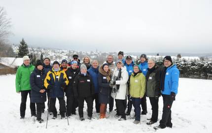 Bischofsgrün: Bundestagsabgeordnete gemeinsam mit Vertreterinnen und Vertretern des Deutschen Wanderverbands, des Fichtelgebirgsvereins sowie der regionalen und lokalen Politik mit dem Ehrenpreis des Tourismusausschusses des Deutschen Bundestages.