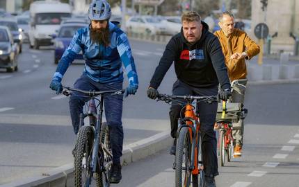 Fahrradfahrer neben Hauptstraße