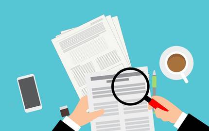 Grafik Lupe über Papier