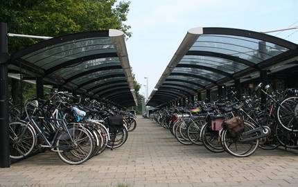 Fahrradparkplatz an einem Bahnhof