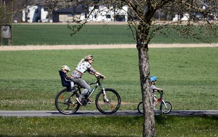 Mutter mit Kindern auf Fahrrad