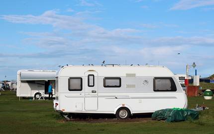 Wohnwagen auf Campingplatz