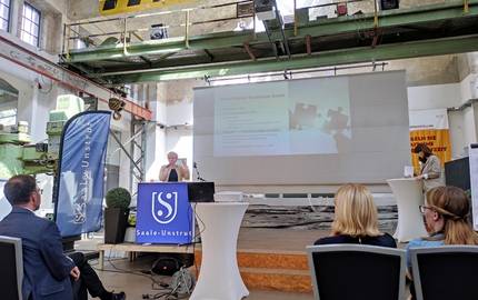 SUT-geschäftsführerin Antje Peiser eröffnet die Veranstaltung