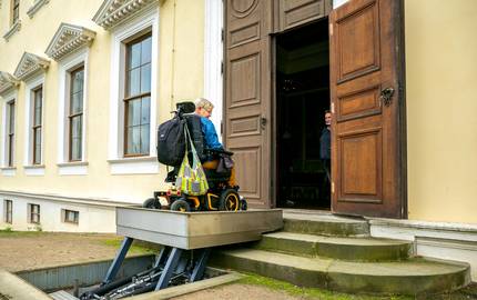 Minister Sven Schulze überreicht Gütesiegel „Reisen für Alle“ an die Kulturstiftung Dessau-Wörlitz Barrierefreiheit am Schloss Wörlitz