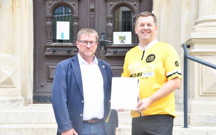 Minister Sven Schulze übergibt Förderbescheid für digitalen Stadtrundgang in Schönebeck Übergabe des Förderbescheids von Minister Schulze an Oberbürgermeister Bert Knoblauch