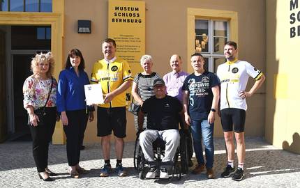 Minister Sven Schulze übergibt Urkunde „Reisen für Alle“ an BFG-Bernburger Freizeit GmbH Übergabe in Bernburg