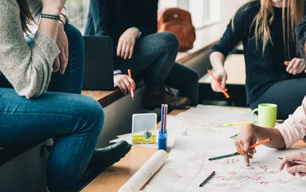 junge Menschen lernen an einem Tisch