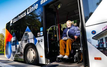 Mann im Rollstuhl am Strand