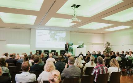 Blick in den Raum mit Teilnehmenden