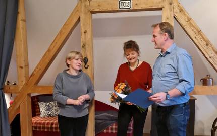 Bahnhof Droyßig zum Saale-Unstrut Glanzlicht Silber gekürt Katrin Beikirch und Michael Schomer vom Bahnhof Droyßig erhalten ihre Glanzlicht-Urkunde von Antje Peiser, Geschäftsführerin der Saale-Unstrut Tourismus GmbH