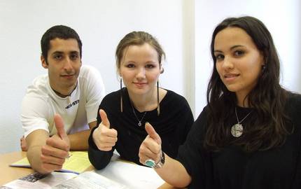 Wer wird "Top-Ausbildungsbetrieb 2024"? Drei junge Menschen mit Daumen hoch