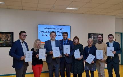 Minister Sven Schulze überreicht Gütesiegel „Reisen für Alle“ an DJH-Landesverband Sachsen-Anhalt Übergabe in der Jugendhergberge Magdeburg