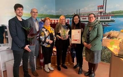 Übergabe der Zertifizierung in der Tourist-Information Arendsee durch Max Schurz, Qualitätinitiative Tourismusverband Sachsen-Anhalt e.V.; Norman Klebe, Bürgermeister der Einheitsgemeinde Stadt Arendsee; Verena Schlüs-selburg, Vorstand AltmarkMacher e.V. an Claudia Schulz, Geschäftsführerin Luftkurort GmbH; durch Carla Reckling-Kurz, Geschäftsführerin Altmärki-scher Regionalmarketing- und Tourismusverband und durch Amanda Ha-senfusz, Vorsitzende Vorstand AltmarkMacher e.V.