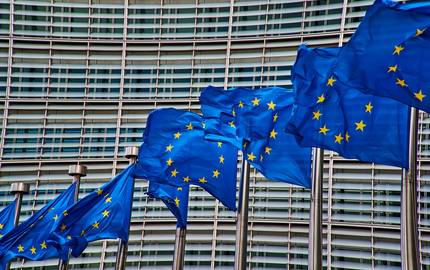 EU-Flaggen vor Gebäude der Europäischen Kommission