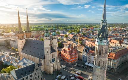 Marktplatz Halle mit fünf Türmen
