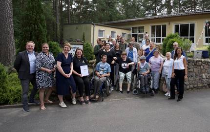 Personen (von links): Landrat Altmarkkreis Salzwedel Steve Kanitz, Geschäftsführerin Luftkurort Arendsee GmbH Claudia Schulz, Staatssekretärin Stefanie Pötzsch, IDA Arendsee Betriebsleiterin Daianira Leja, Gäste des IDA’s, Bürgermeister Stadt Arendsee Norman Klebe, ART-Geschäftsführerin Carla-Reckling-Kurz