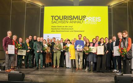 Starke Ideen für das Reiseland Sachsen-Anhalt: Gewinner des Tourismuspreises 2025 gestalten die Zukunft mit Ideenreichtum Gruppenfoto mit allen Preisträgern