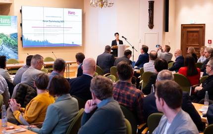 HTV-Geschäftsführerin Carola Schmidt begrüßt die Teilnehmer des Harzer Tourismustages in Wernigerode