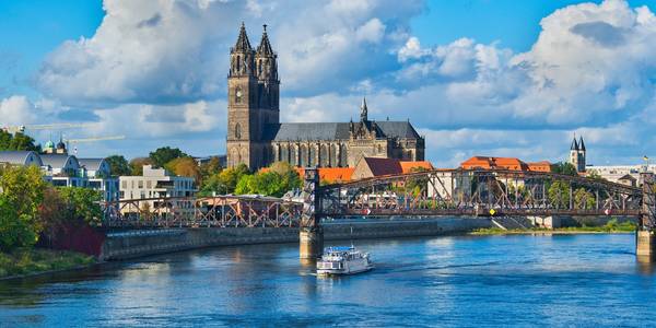 Blick auf Magdeburger Dom über die Elbe