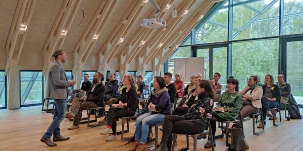 Eric Horster beim Impulsvortrag vor der Gruppe
