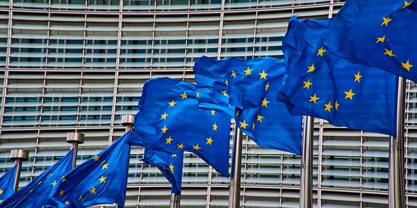 EU-Flaggen vor Gebäude der Europäischen Kommission