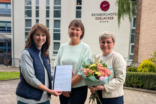 v.l. Irene Schmidt (Saale-Unstrut Tourismus GmbH), Sandra Engel (Hoteldirektorin Weinberghotel Edelacker), Antje Peiser (Geschäftsführerin Saale-Unstrut Tourismus GmbH)