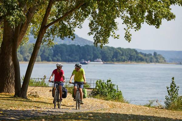 Radfahrer am Flußufer