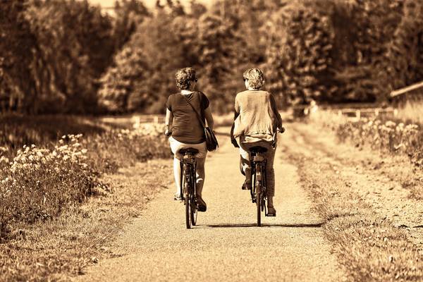 Fahrradfahrer auf Weg mabelamber pixabay