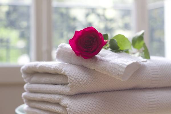 Rose und Handtücher im Hotelzimmer