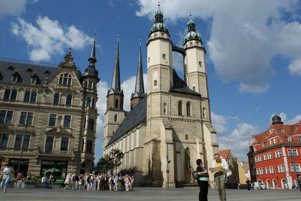 Marktkirche mit Touristengruppe