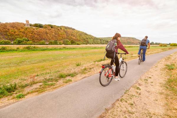 Radfahrer auf dem Flussradweg