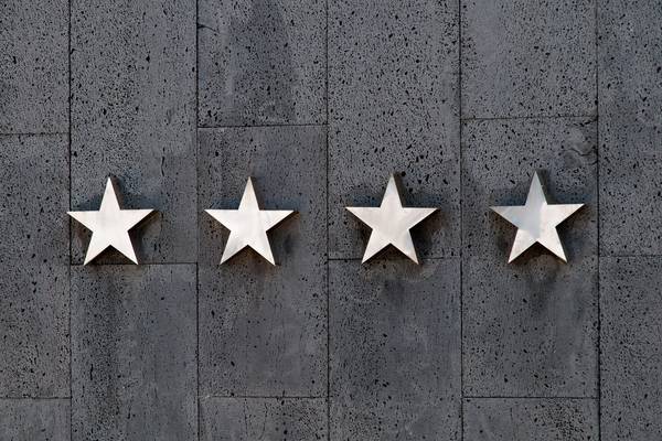 Vier Sterne an Fassade