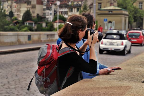 Touristen mit Kamera in Stadt