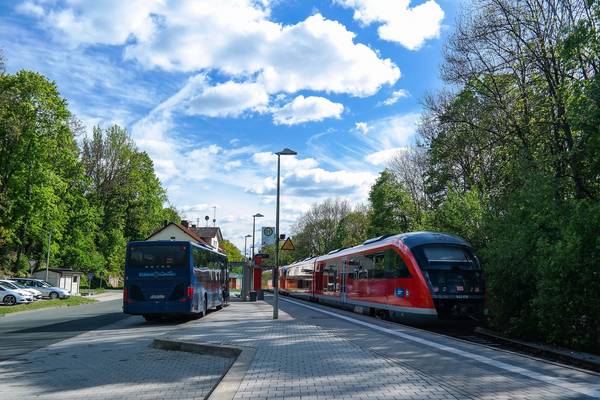 Haltestelle mit Zug und Bus