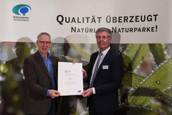 Geschäftsstellenleiter Dr. Klaus George nahm die Urkunde aus den Händen des Präsidenten des Verbandes Deutscher Naturparke Friedel Heuwinkel entgegen.
