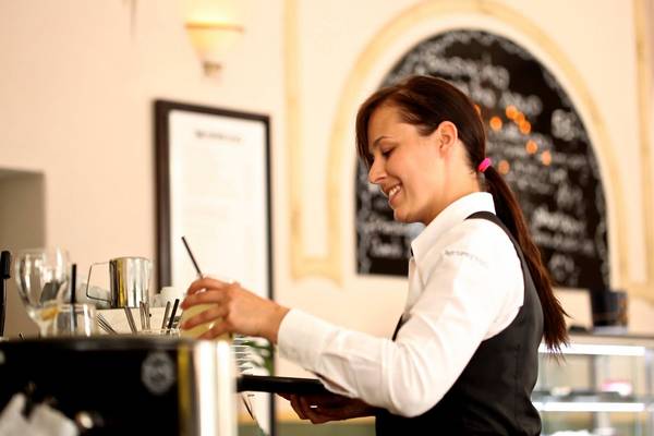 Kellnerin an Kaffeeautomat