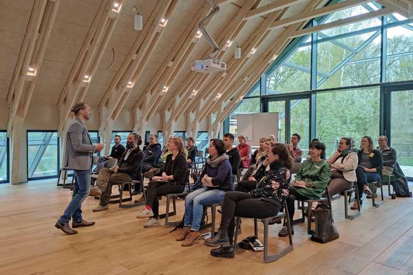 Eric Horster beim Impulsvortrag vor der Gruppe