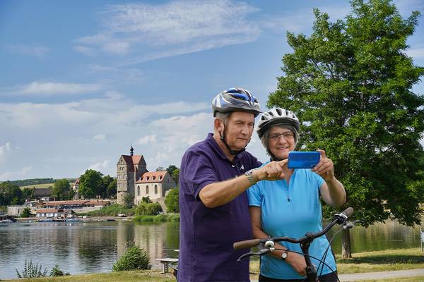 Pärchen mit Fahrrad und Smartphone