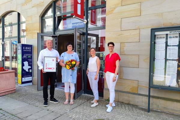 Thomas Rimpler, Christiane Strohschneider, Theresa Marquardt und Carola Schmidt vor der TI Halberstadt